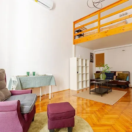 Vibrant Center Apartament
